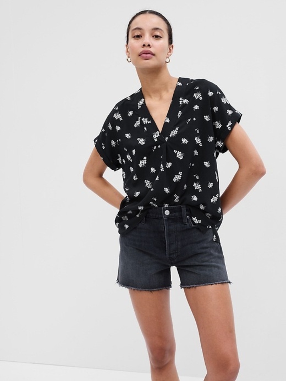 GAP Black Floral V-Neck Short Sleeve Blouse